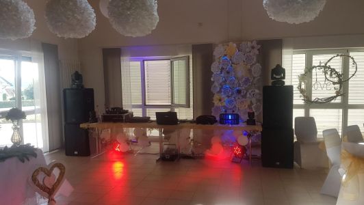 In der Mehrzweckhalle Marienrachdorf: Hochzeit mit aufgebauter PA-Anlage und rotem Licht, beleuchtet von LED-Scheinwerfern.