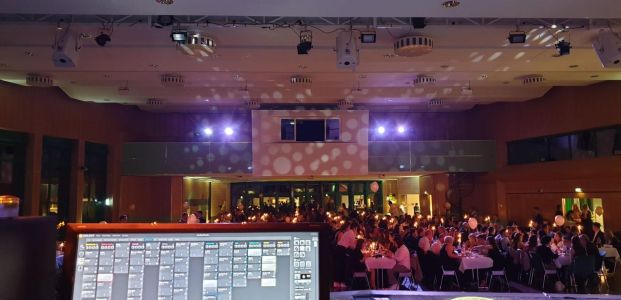 Ansicht der Westerwaldhalle in Rennerod von innen, von der Bühne aus gesehen, mit sitzenden Menschen im Publikum